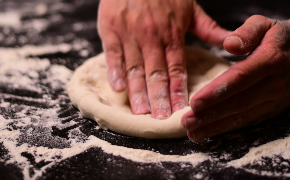 Preparando uma massa de pizza